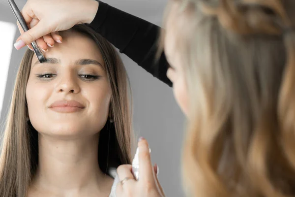 Etapa Corrección Cejas Cuando Maquillador Con Gran Atención Desarrolla Una — Foto de Stock
