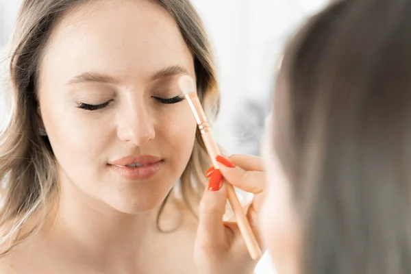 Procesy Makijażu Młodej Kobiety Salonie Kosmetycznym Odbywają Się Makijażysta Umiejętnie — Zdjęcie stockowe