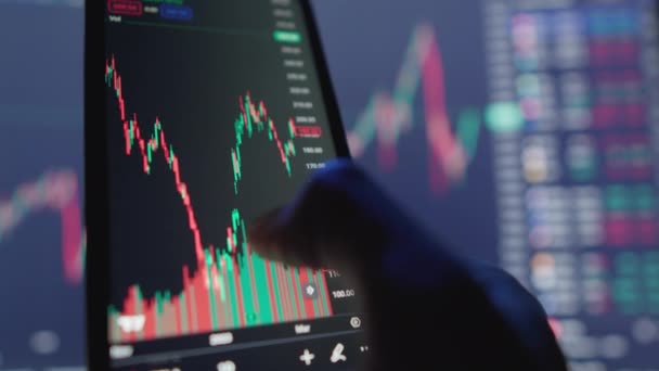 Grafieken Grafieken Een Smartphone Tonen Belegger Date Informatie Financiële Markt — Stockvideo