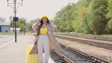 Sırları ve maceralarıyla dolu bavul, bir sonraki turist gezisine çıkan genç bir kadının sadık bir suç ortağı. Yaz, güneş ışığı ve tren peronunda bavullu gezgin. Yüksek