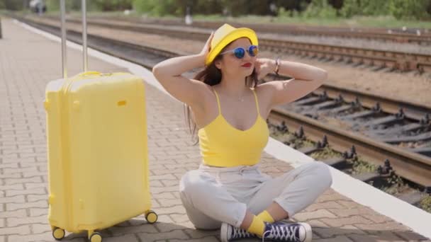 Kobiecy Urok Walizka Wizytówka Młodego Podróżnika Siedzącego Peronie Kolejowym Czekającego — Wideo stockowe