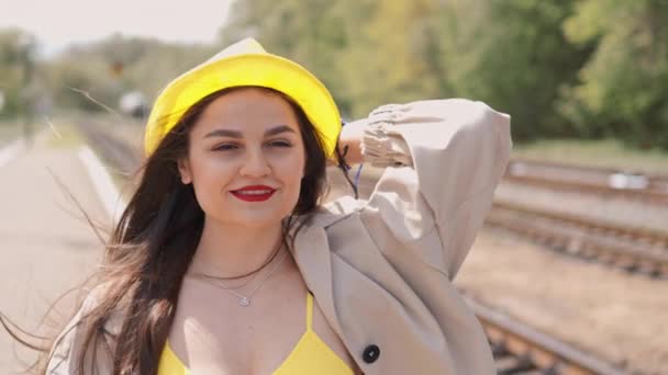 Молода Жінка Яка Довгоочікуваною Відпусткою Майбутніми Блуканнями Залізничній Платформі Готова — стокове відео