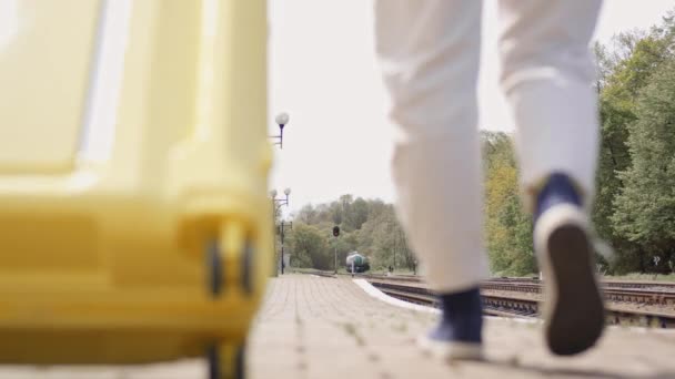 Вдохновленная Путешествиями Молодая Женщина Идет Железнодорожной Платформе Чемоданом Готовая Окунуться — стоковое видео