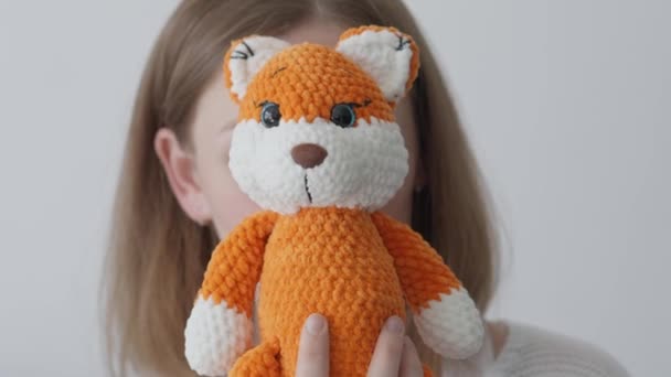 手作りのおもちゃを編む趣味 洗練された味とスキルで ニーズの高い女性は彼女のスキルを賞賛し 柔らかい繊維のおもちゃを作成します 狐と若い女の顔 高品質4K映像 — ストック動画