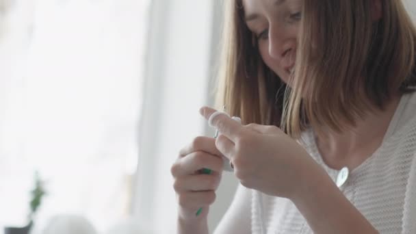 Evde Küçük Bir Genç Bir Girişimci Kadın Atölyesinde Oyuncak Örer — Stok video