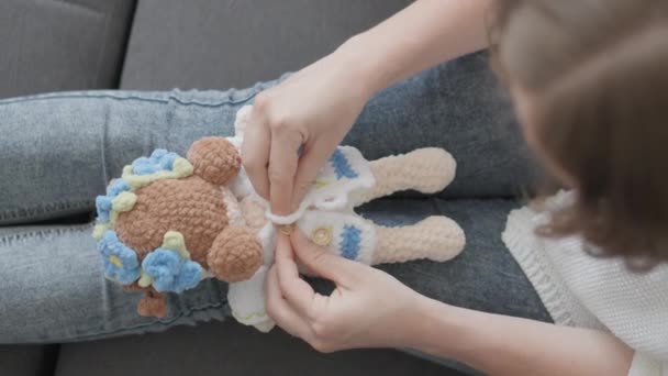 Egy Lány Otthon Játszik Egy Játékkal Kötött Játék Amigurumi Technikával — Stock videók