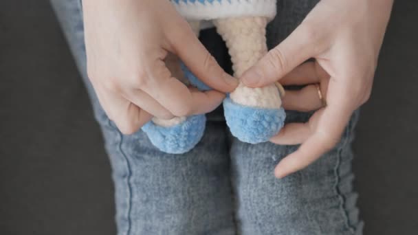 Ręce Zakładają Buty Dzianiny Stopę Lalek Igła Miłością Tworzy Amigurumi — Wideo stockowe