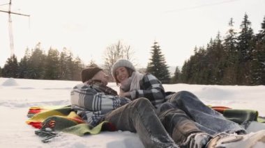 Neşeli bir çift gerçek aşkın mevsime bağlı olmadığını gösterir. Ama kış manzarası onu özel kılar. İnsanlar karda yatıyor, günlerce yürümeye ara veriyorlar. Yüksek kalite 4K görüntü.