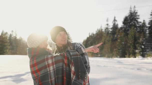 这段视频充满了幸福和柔情的瞬间 揭示了这对夫妇在寒假和寒假中的柔情 好奇和爱情关系 散步和寒假 — 图库视频影像