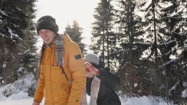 Vintervärld Skoj Och Nöje Där Ett Lyckligt Och Kärleksfullt Par — Stockvideo