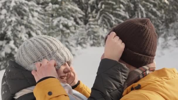 Ένα Νεαρό Ζευγάρι Διασκεδάζει Χειμώνα Στη Φύση Παίζοντας Ένα Καπέλο — Αρχείο Βίντεο