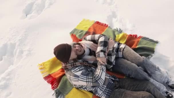 Widok Góry Para Zakochanych Wygrzewa Się Słońcu Zimą Śniegu Film — Wideo stockowe