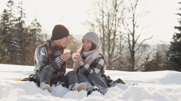 浪漫而有趣的冬季视频杰作再现了爱情和冬季气氛的魔力 一对快乐的夫妇 男人和女人交流 计划和享受这个时刻和那个杯子 — 图库视频影像