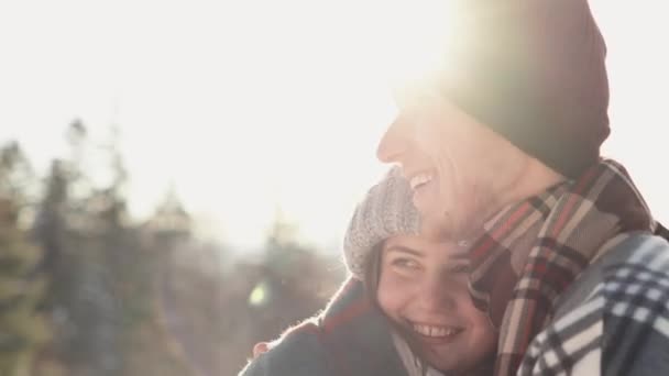 Video Ukazuje Nekonečnou Krásu Přírody Zimě Okamžiky Mezi Láskou Mladého — Stock video