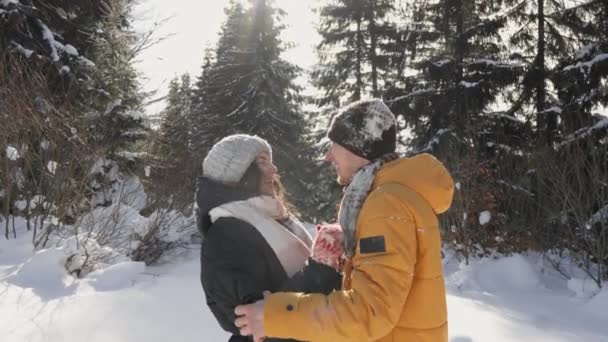 冬天的故事在这个视频中再现了生命 展示了一对相爱的夫妇无与伦比的共同冒险 乔洛维克把他的帽子戴在一个女人的眼睛上 在冬天和她一起玩耍和开玩笑 — 图库视频影像