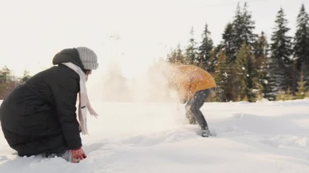 Młoda Zakochana Para Zamienia Zimowy Dzień Świąteczną Radość Wykorzystując Śnieg — Wideo stockowe