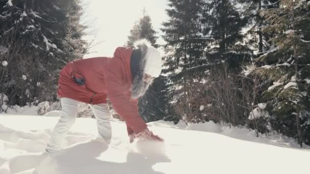 Атмосфера Зимнего Отдыха Снежных Развлечений Свежем Воздухе Зимой Девушка Играет — стоковое видео