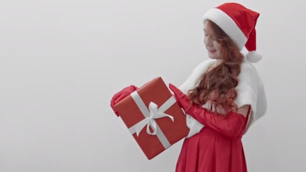 Elegantní Žena Červených Šatech Santa Klobouk Bílá Pletená Šála Jemně — Stock video