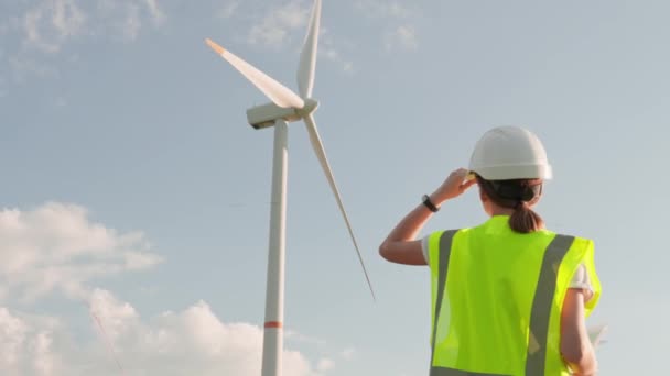 对风力涡轮机进行技术检查 作为建立清洁和可持续电力来源的基础 妇女在可持续电力方面的专门知识提高了风力涡轮机的效率和 — 图库视频影像
