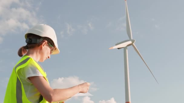Una Mujer Experta Campo Electricidad Ecológica Para Una Turbina Eólica — Vídeo de stock