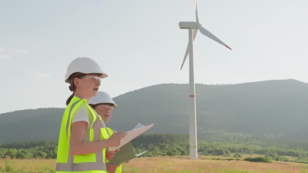 妇女科学小组联合监测和分析风车的参数 制定目标 确保可持续的生态能源供应 工人们探索地球的地形和结构 — 图库视频影像
