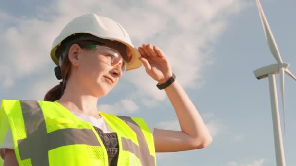 Observando Una Turbina Eólica Una Ingeniera Femenina Convierte Personificación Capacidad — Vídeos de Stock