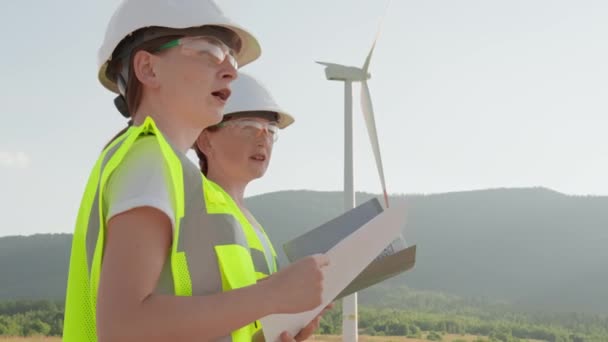 设计者将制定安装新的清洁发电风车的计划 以风力发电机作为环境友好型能源的能源专家 妇女工程 — 图库视频影像