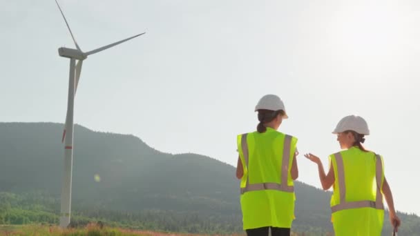 Fin Journée Travail Deux Ingénieurs Quittent Parc Éolien Des Gens — Video