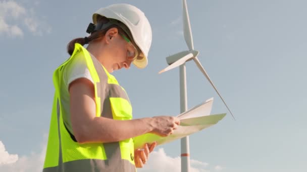 Une Experte Énergies Renouvelables Tient Fièrement Côté Une Éolienne Qui — Video