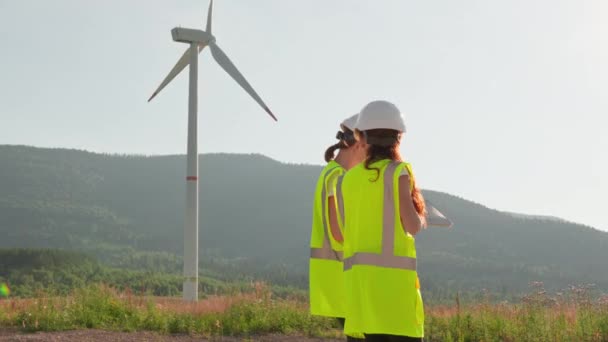 Trabalho Duas Mulheres Especialistas Geração Eletricidade Renovável Como Exemplo Uma — Vídeo de Stock