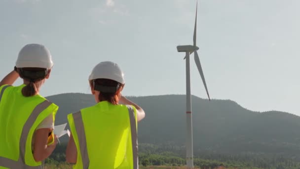 Исследователи Энергии Две Женщины Инженеры Анализируют Сравнивают Данные Чистой Ветряной — стоковое видео