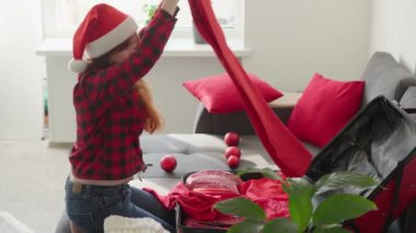 Yolculuk ve uçuş için bavulunu hazırlayan bir kadın için şenlik havası. Kış yolculuğu bir şeylerin hazırlanması ve toplanmasıyla başlar. Noel tatili. Yeni