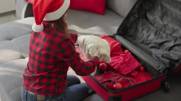Una Donna Con Berretto Rosso Babbo Natale Prepara Bagagli Una — Video Stock