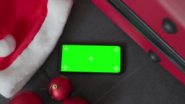 Zielony Ekran Smartfon Czerwona Walizka Tworzą Czarującą Atmosferę Wakacyjnych Zakupów — Wideo stockowe