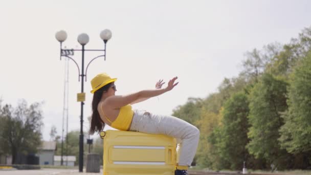 Žlutém Kufříku Připraveném Vzrušující Dobrodružnou Cestu Leží Turistka Pestrém Klobouku — Stock video