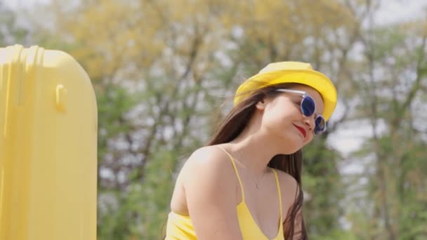 Una Joven Con Una Maleta Con Alegre Sombrero Amarillo Gafas — Vídeo de stock