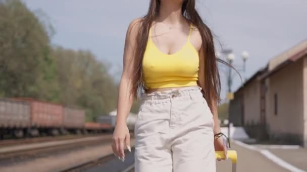 Smiling Tourist Bright Yellow Hat Her Head Sunglasses Conquers Railway — Stock Video