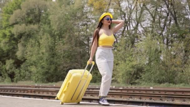 Light Luggage Suitcase Sparkles Railway Platform Embodying Dreams Desires Young — Stock Video