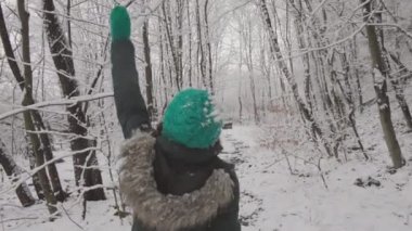 Bir kış günü, bir kadın yürürken doğanın zenginliğini hissettiğinde sıcaklık ve sevinçle doludur. Kış tatilinde, bir kadın kendini çok mutlu hissettiği sihirli bir orman keşfeder. Yüksek kalite 4k