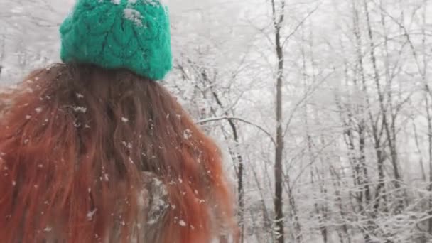 度过闲暇时间的一个很好的方式是森林的冬季风景 它能给人真正的快乐和愉悦 在白雪覆盖的森林的背景下 视频中一个快乐的女人 — 图库视频影像