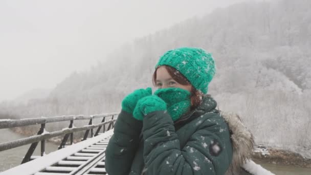 Pozadí Zasněžených Stromů Radostná Dívka Zimě Vydá Pěšky Železniční Trati — Stock video