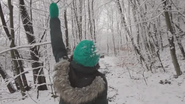 冬の日は 女性が散歩中に自然の豊かさを感じるときに暖かさと喜びでいっぱいです 冬の休暇中 女性は彼女がとても幸せだと感じる魔法の森を発見します 高品質4Kについて — ストック動画