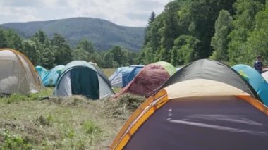 Yaz bir macera ve açık alan zamanıdır. Çadırları olan kamp, dağlardaki gençler için açık hava aktiviteleri için ideal koşullar yaratıyor. Yürüyüş için romantik bir ortam. Yüksek