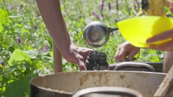 游客被倒入田里厨房附近食物分发点的水瓶里 在营地里在大自然中畅饮 支持和援助无家可归者和流离失所者的概念 — 图库视频影像