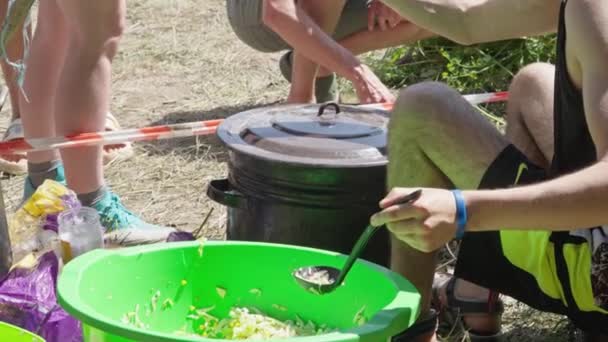 Comer Naturaleza Campamento Campaña Cocina Campo Camping Imán Para Los — Vídeo de stock