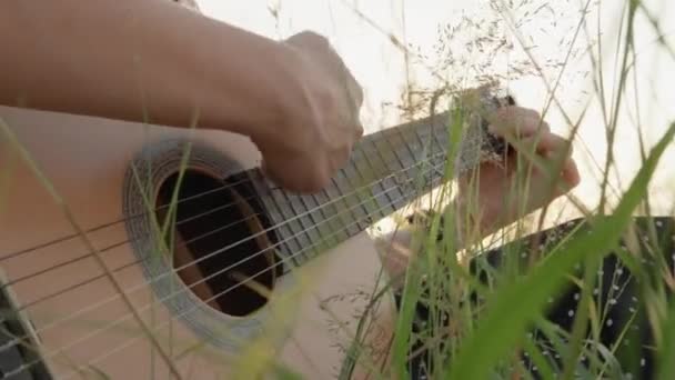 Das Eintauchen Die Welt Der Musik Ist Für Die Gitarristin — Stockvideo