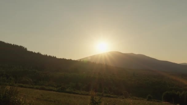 Malowniczy Zachód Słońca Górach Słońce Świeci Jasno Chowając Się Wierzchołkiem — Wideo stockowe