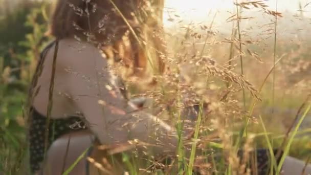 Žena Hraje Kytaru Letního Zlatého Večera Vysílá Vzduchu Tóny Emoce — Stock video