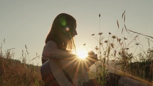Mladá Žena Hraje Kytaru Krásném Pozadí Divokých Květin Západů Slunce — Stock video