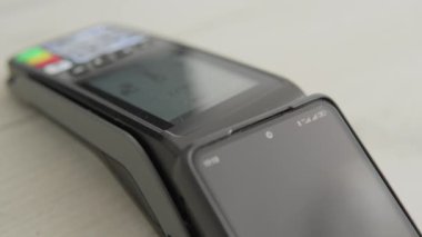 NFC teknolojisi ödemeyi basit ve hızlı yapıyor. Akıllı telefonunuzu POS terminali üzerinden nasıl ödeyeceğinize bakın. Telefonla, elektronik bir cüzdan üzerinden yapılan temassız ödeme. Elektronik bankacılık. Yüksek kalite 4k